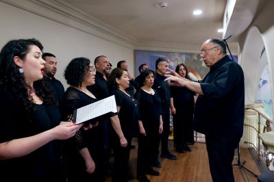 Las interpretaciones del himno de la U. de Chile y el himno nacional estuvieron a cargo de la Camerata Vocal, dirigida por Juan Pablo Villarroel.